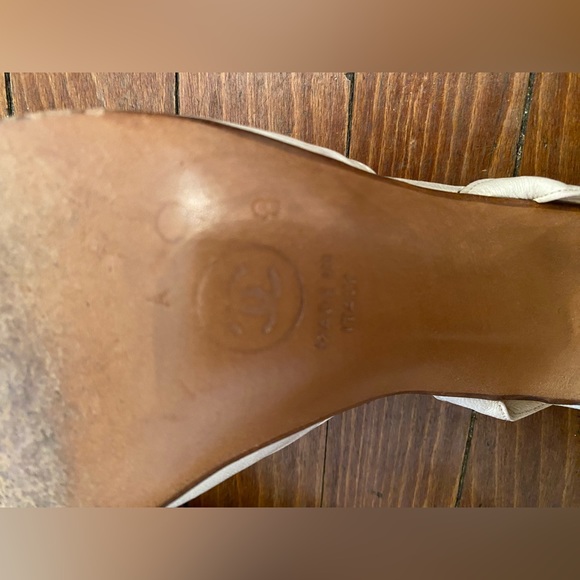 Chanel classic sling back heels. Size 8 (narrow). Made in Italy. Authentic. - Picture 4 of 4